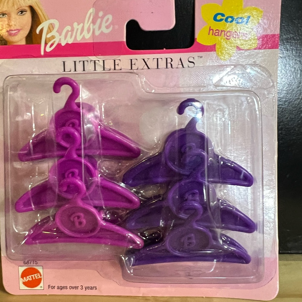 Barbie Little Extras Hangers - Dark Pink & Purple Hangers NRFB 2001 - Picture 1 of 4